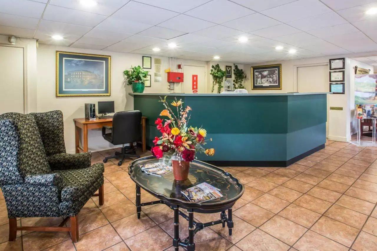 Econo Lodge Inn & Suites At Fort Moore Columbus Buitenkant foto