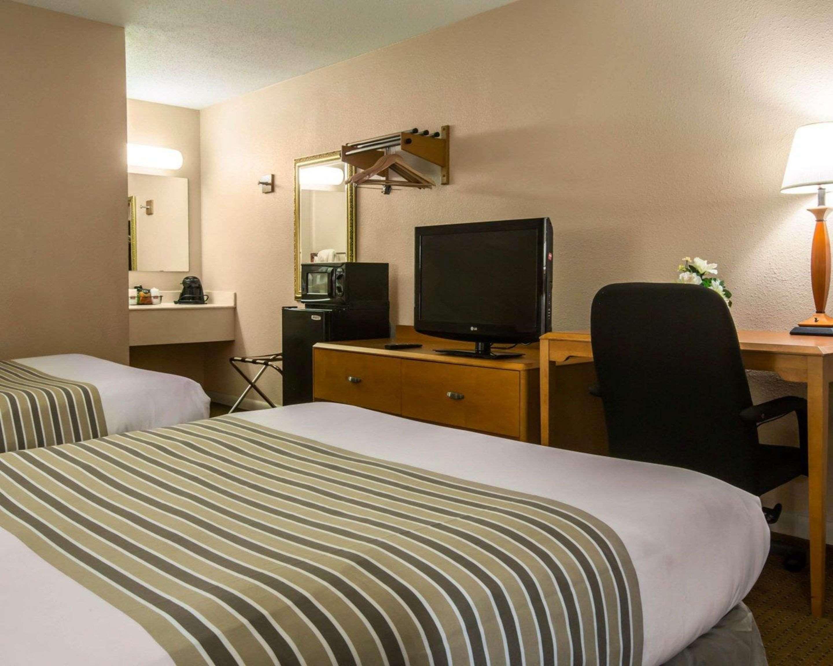 Econo Lodge Inn & Suites At Fort Moore Columbus Buitenkant foto