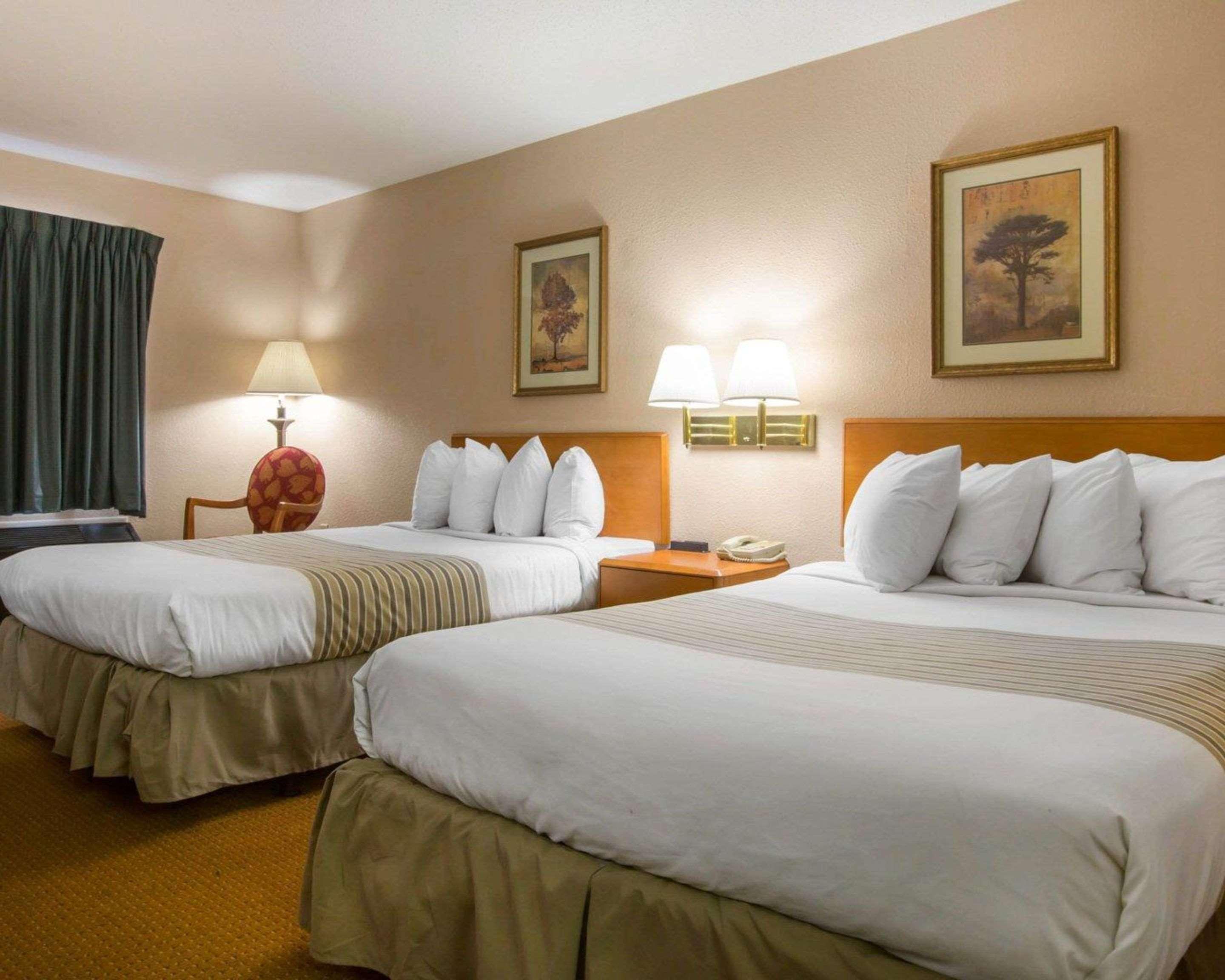 Econo Lodge Inn & Suites At Fort Moore Columbus Buitenkant foto