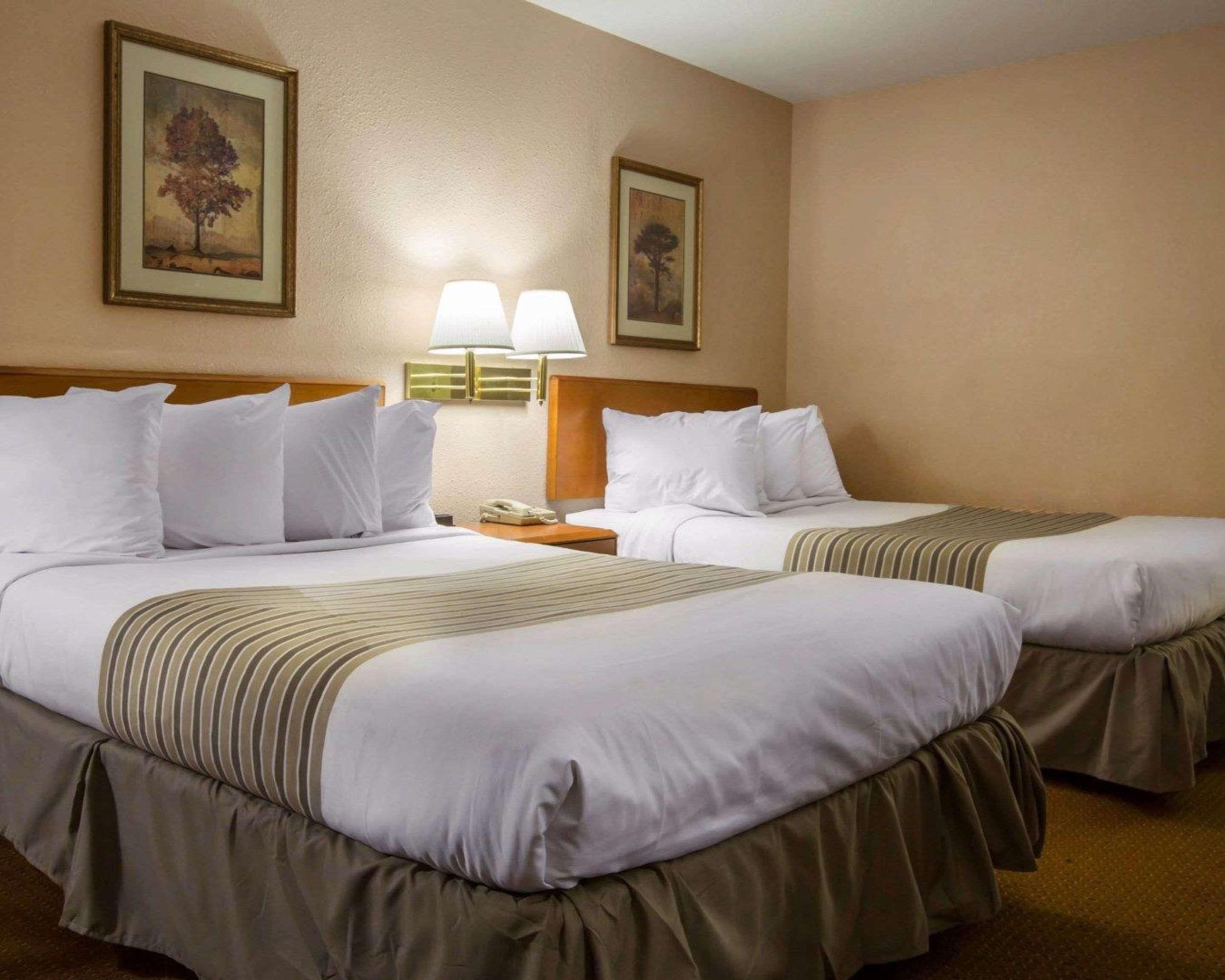 Econo Lodge Inn & Suites At Fort Moore Columbus Buitenkant foto