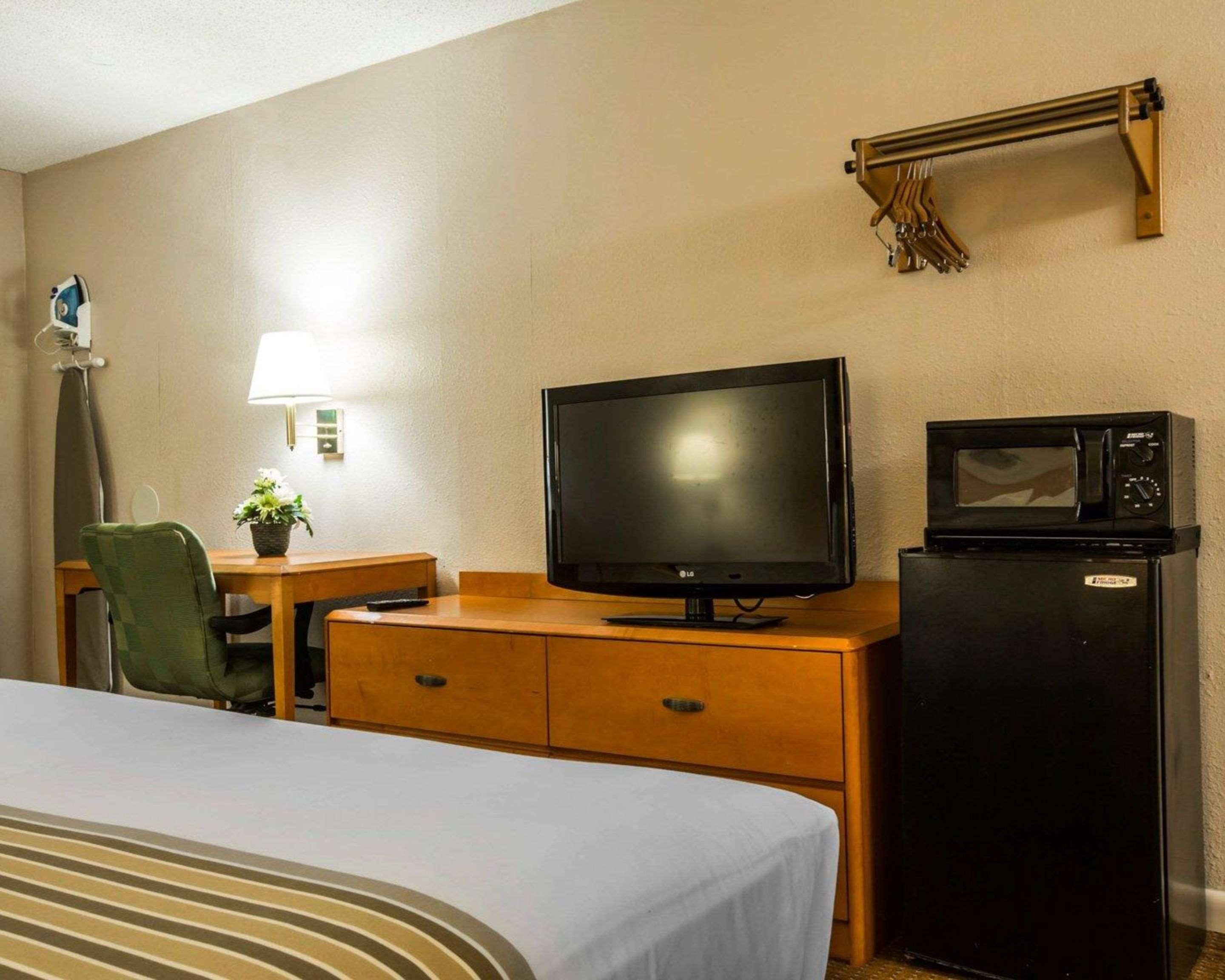 Econo Lodge Inn & Suites At Fort Moore Columbus Buitenkant foto