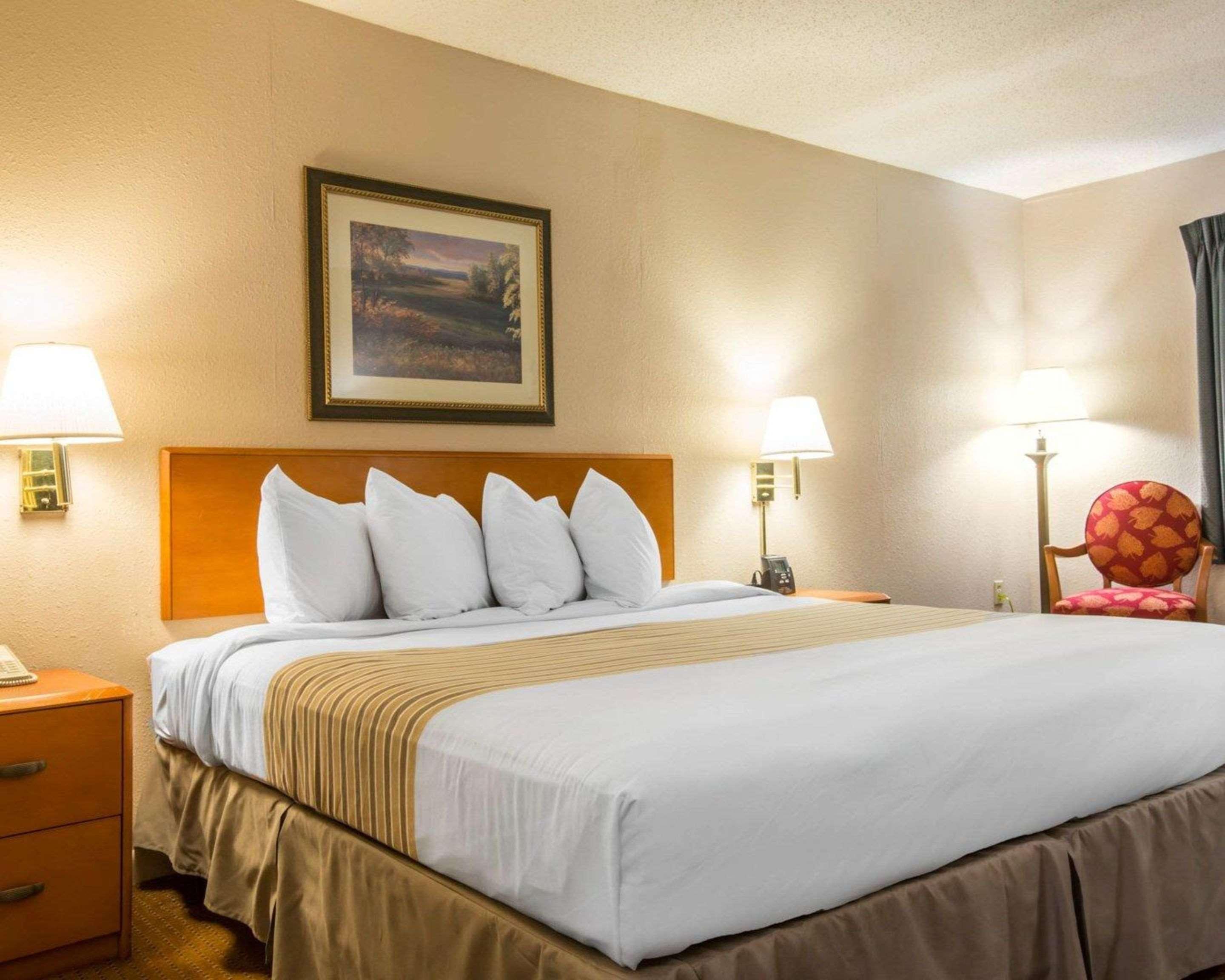 Econo Lodge Inn & Suites At Fort Moore Columbus Buitenkant foto