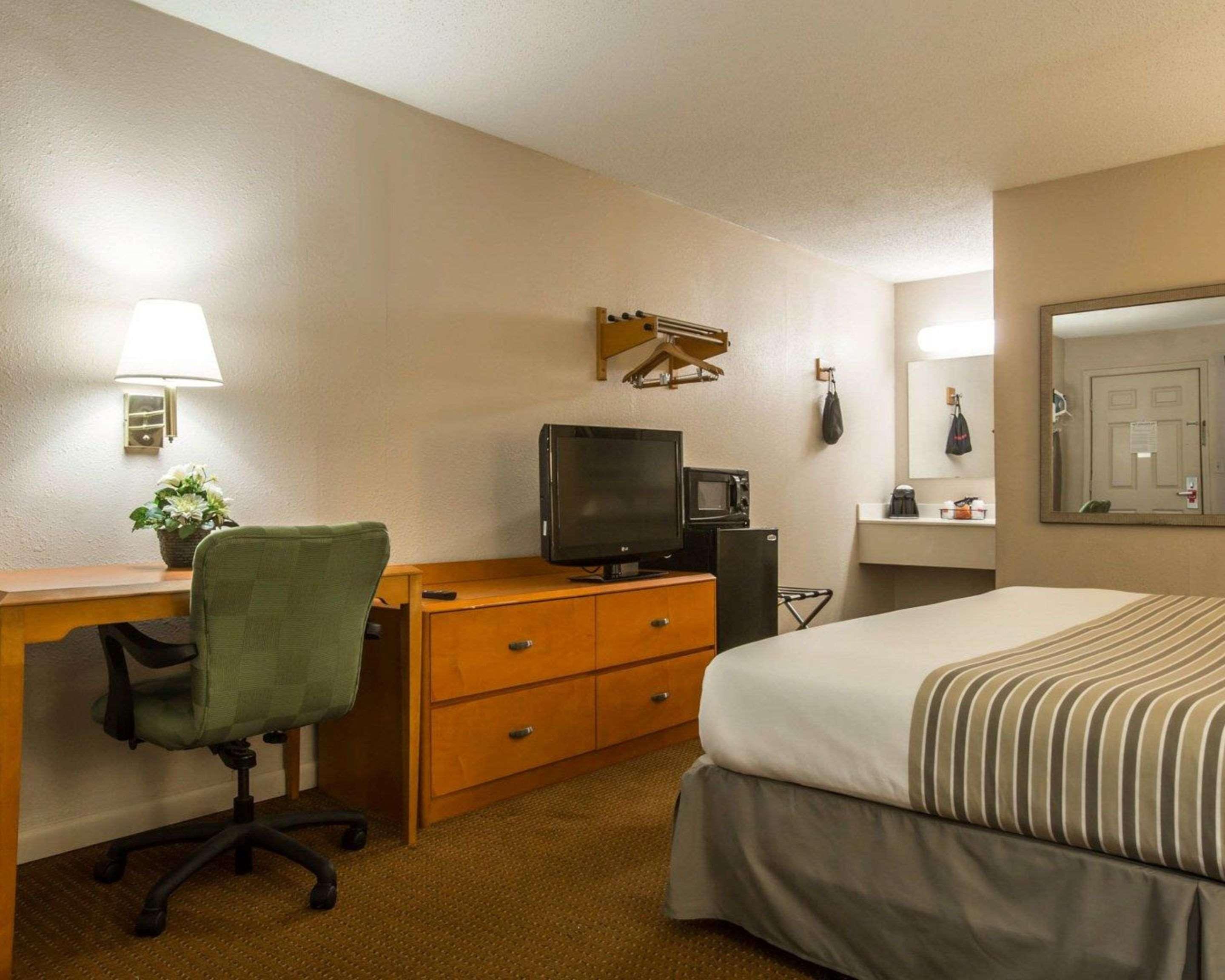 Econo Lodge Inn & Suites At Fort Moore Columbus Buitenkant foto