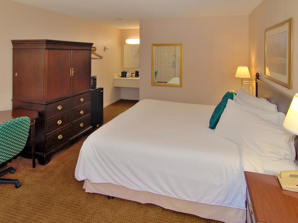 Econo Lodge Inn & Suites At Fort Moore Columbus Buitenkant foto