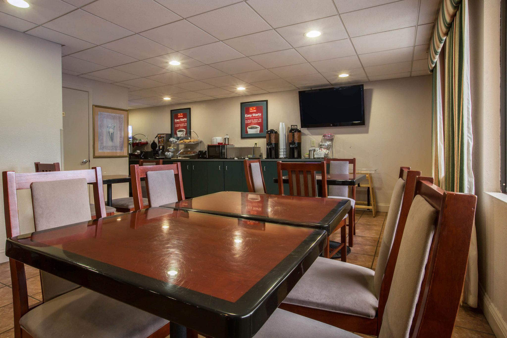 Econo Lodge Inn & Suites At Fort Moore Columbus Buitenkant foto