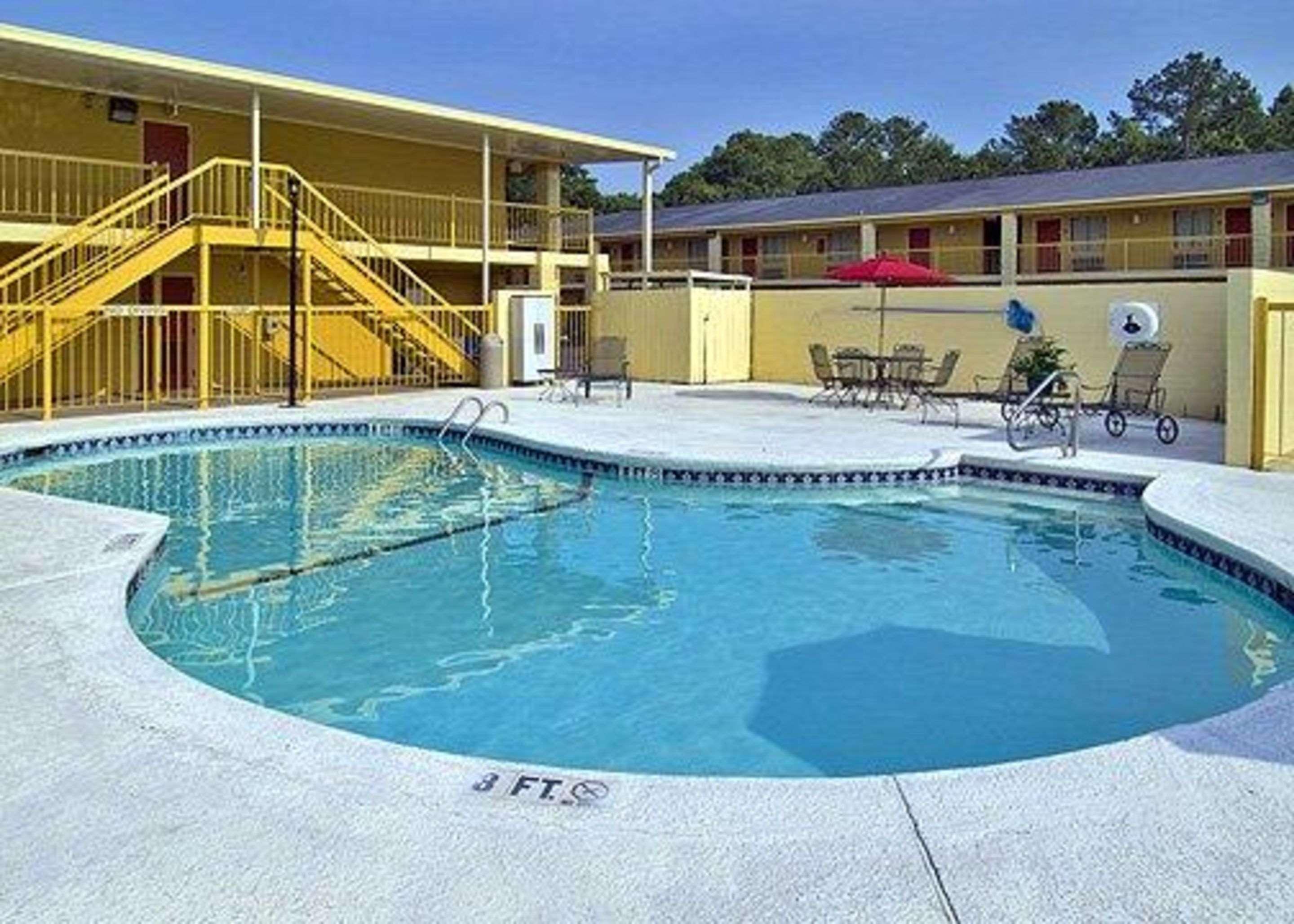 Econo Lodge Inn & Suites At Fort Moore Columbus Buitenkant foto