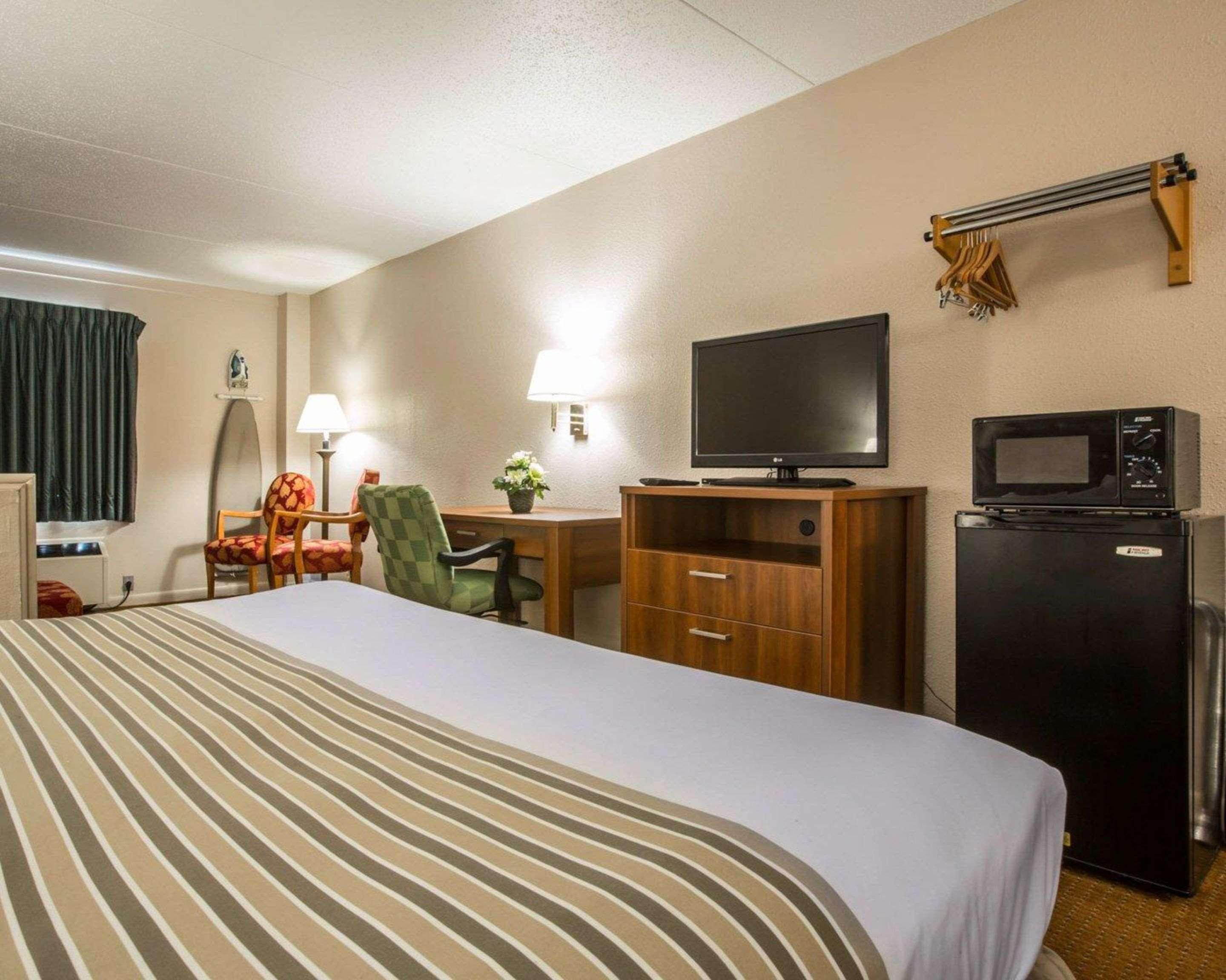 Econo Lodge Inn & Suites At Fort Moore Columbus Buitenkant foto