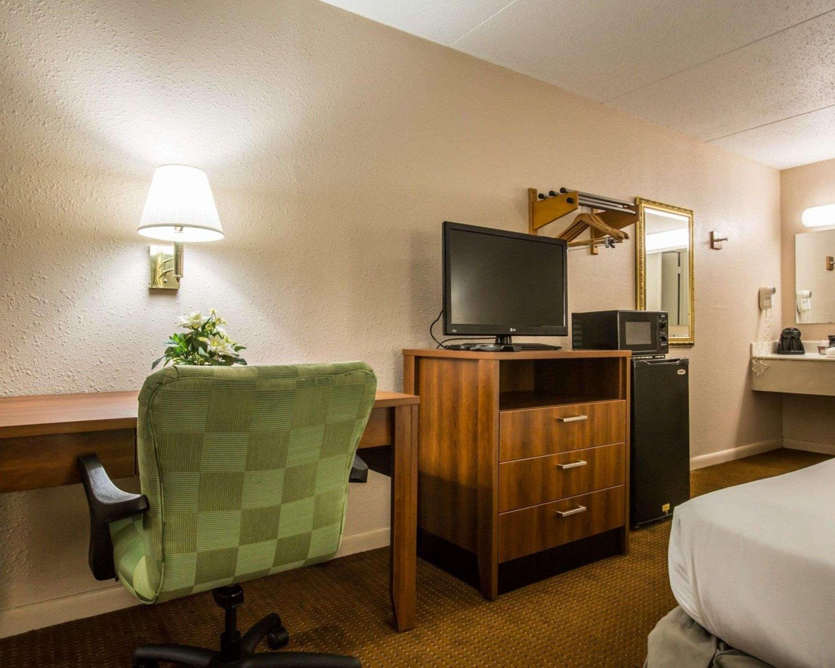 Econo Lodge Inn & Suites At Fort Moore Columbus Buitenkant foto