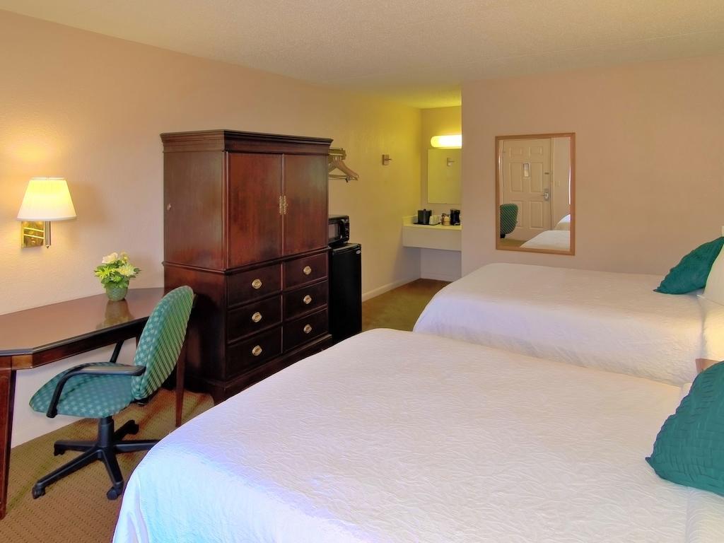 Econo Lodge Inn & Suites At Fort Moore Columbus Buitenkant foto
