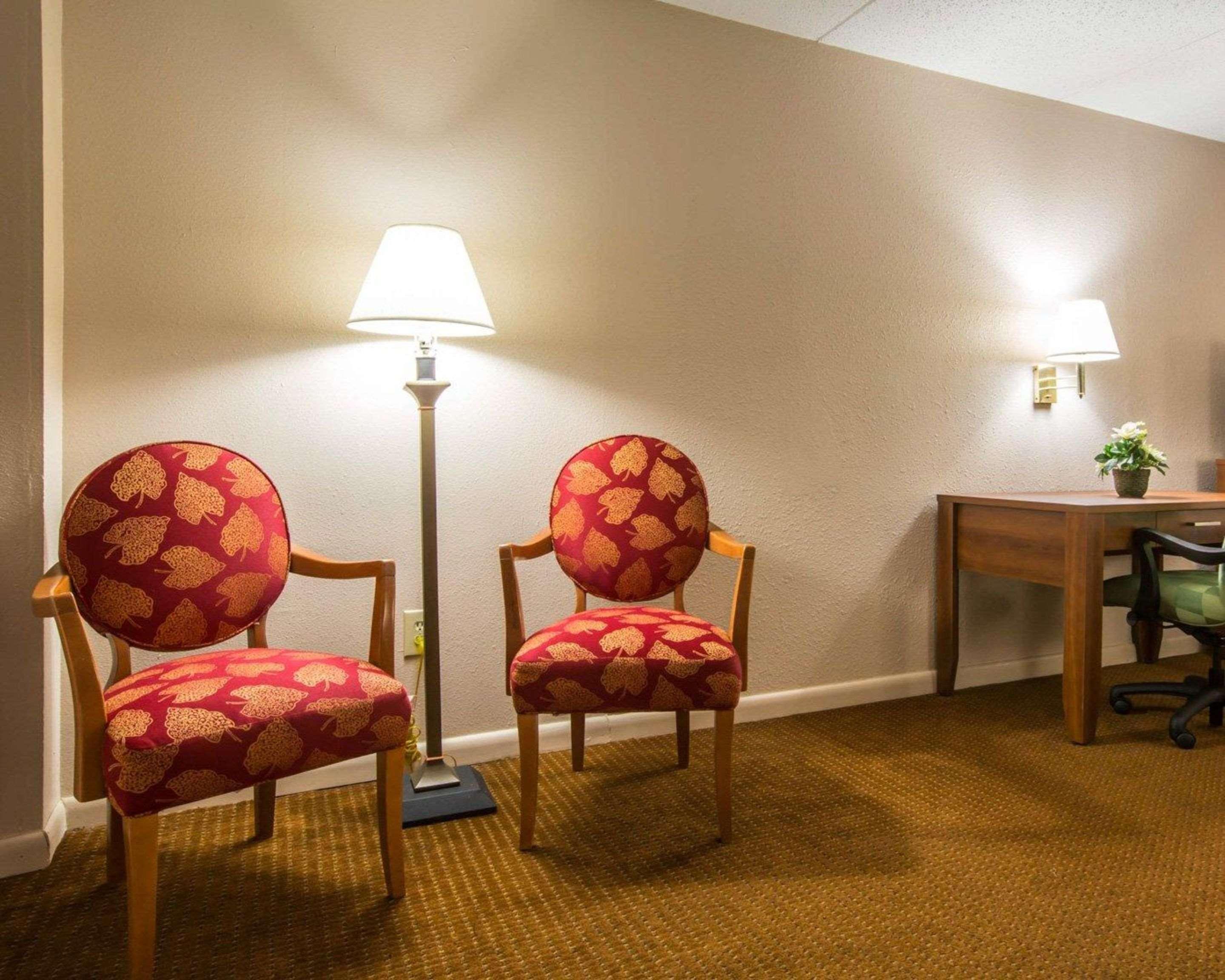 Econo Lodge Inn & Suites At Fort Moore Columbus Buitenkant foto
