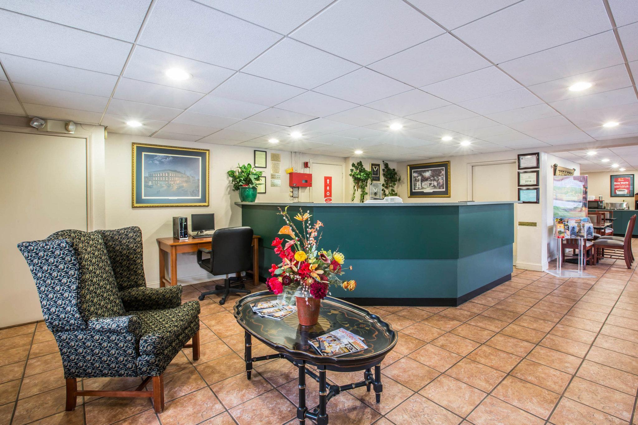 Econo Lodge Inn & Suites At Fort Moore Columbus Buitenkant foto