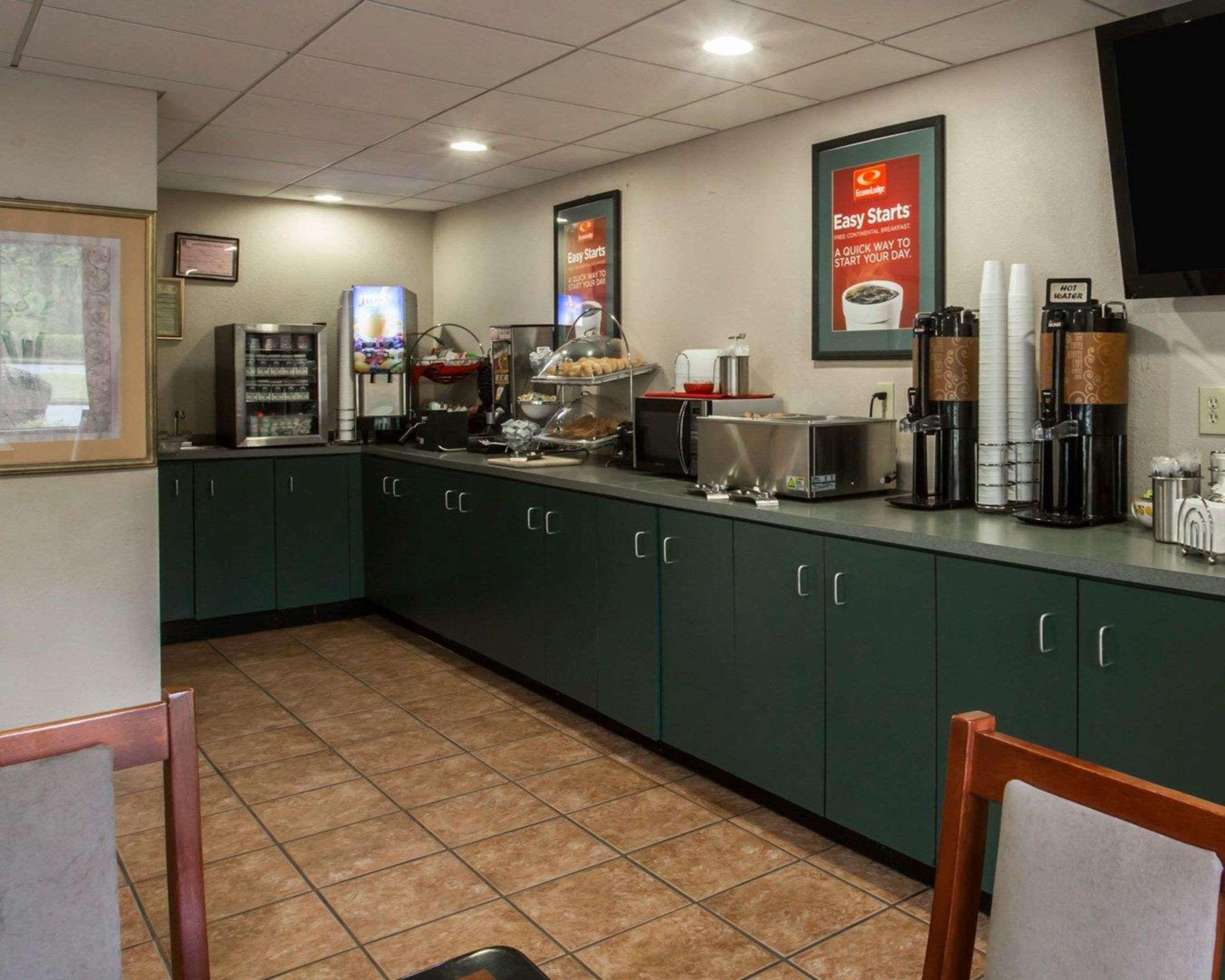 Econo Lodge Inn & Suites At Fort Moore Columbus Buitenkant foto