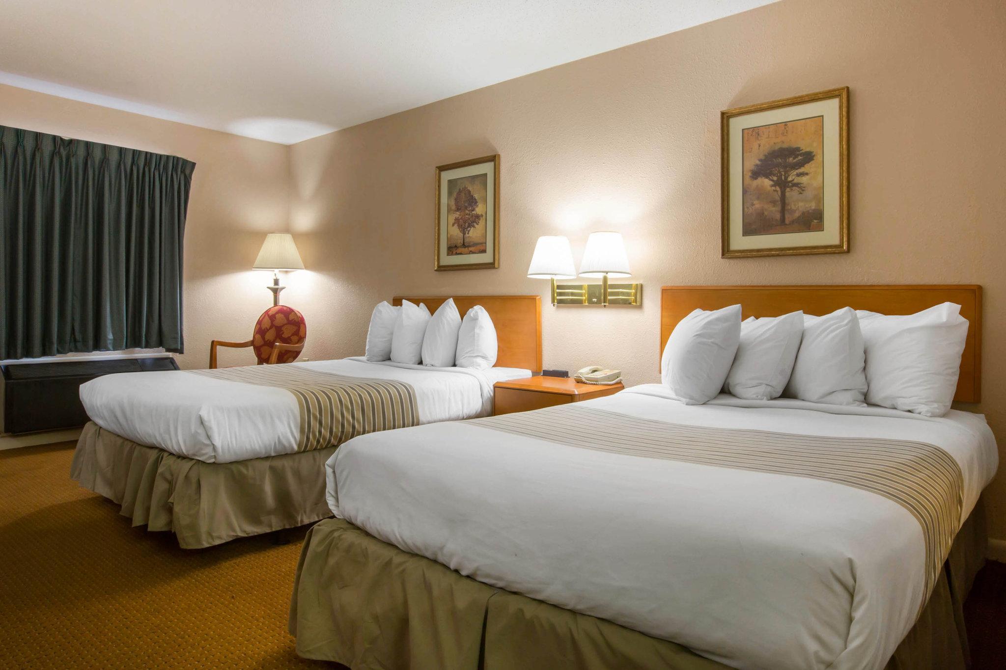 Econo Lodge Inn & Suites At Fort Moore Columbus Buitenkant foto