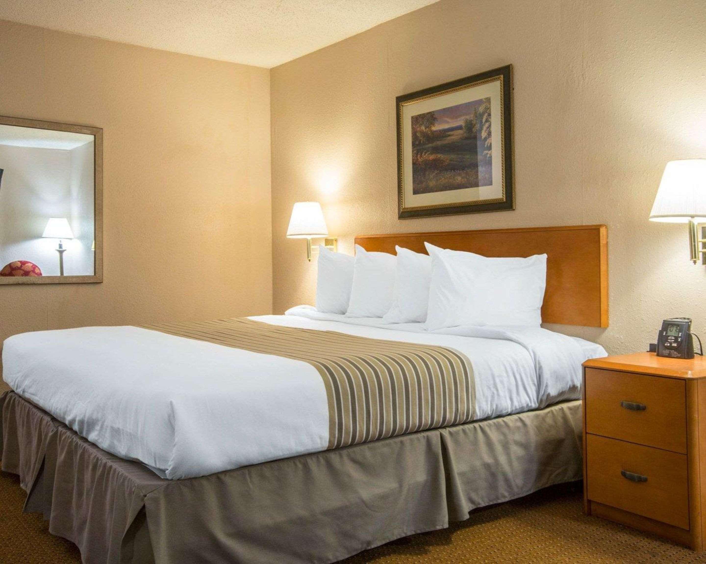 Econo Lodge Inn & Suites At Fort Moore Columbus Buitenkant foto