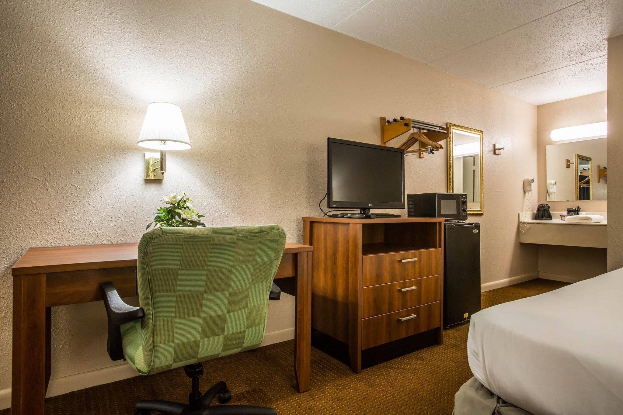 Econo Lodge Inn & Suites At Fort Moore Columbus Buitenkant foto