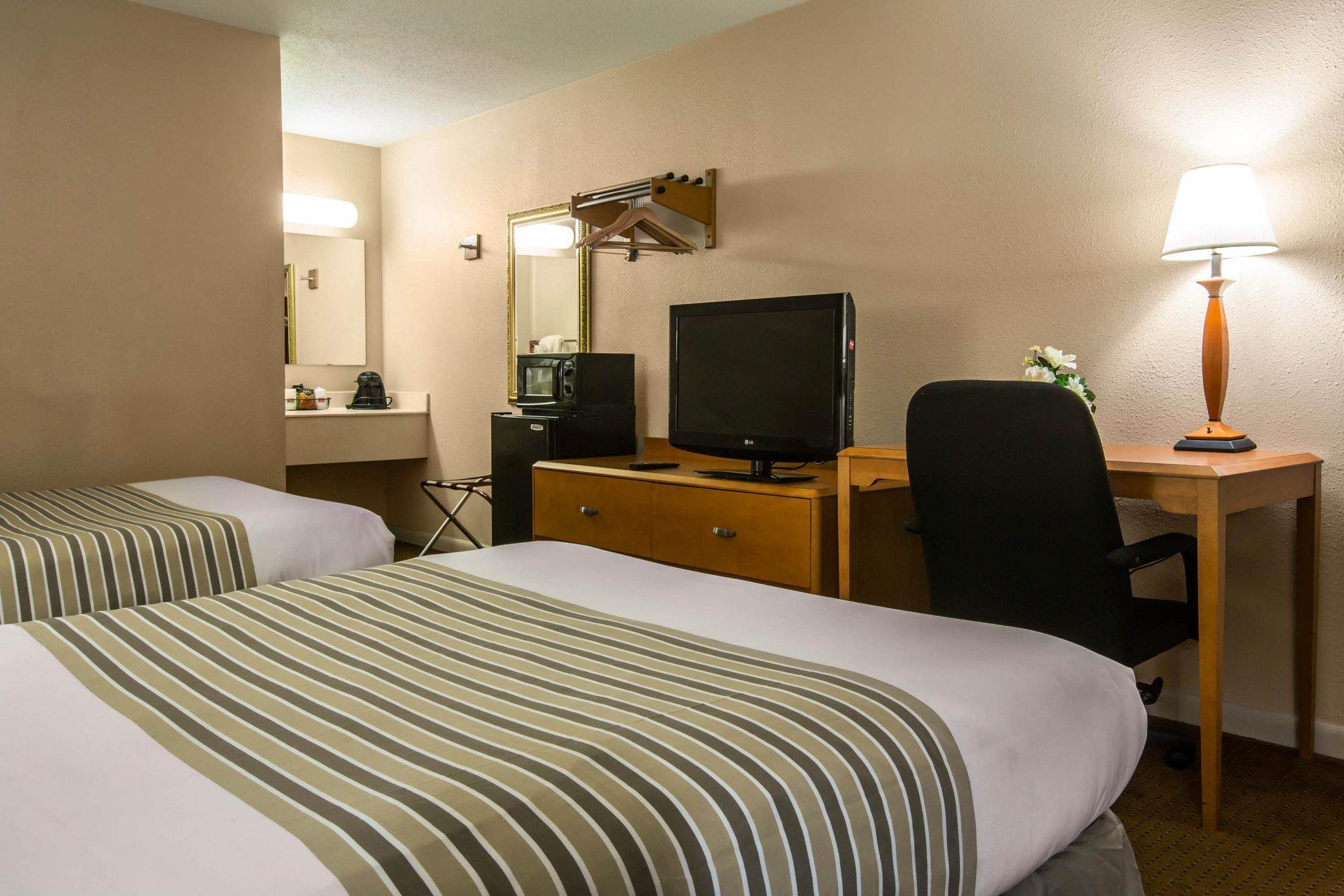 Econo Lodge Inn & Suites At Fort Moore Columbus Buitenkant foto