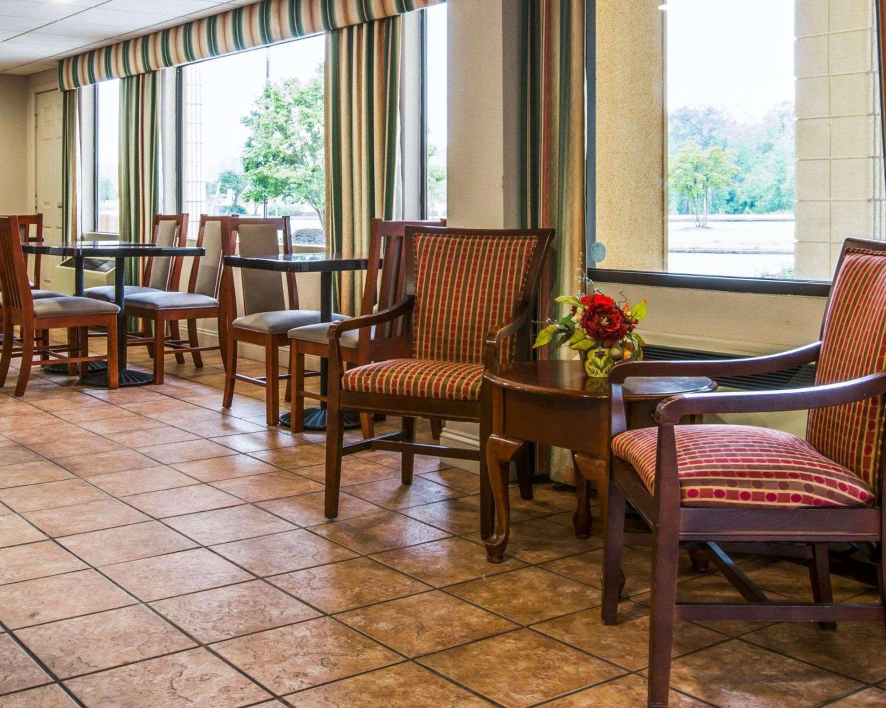 Econo Lodge Inn & Suites At Fort Moore Columbus Buitenkant foto