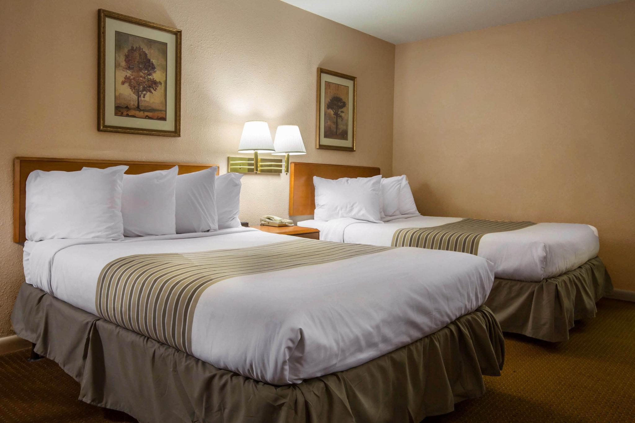 Econo Lodge Inn & Suites At Fort Moore Columbus Buitenkant foto