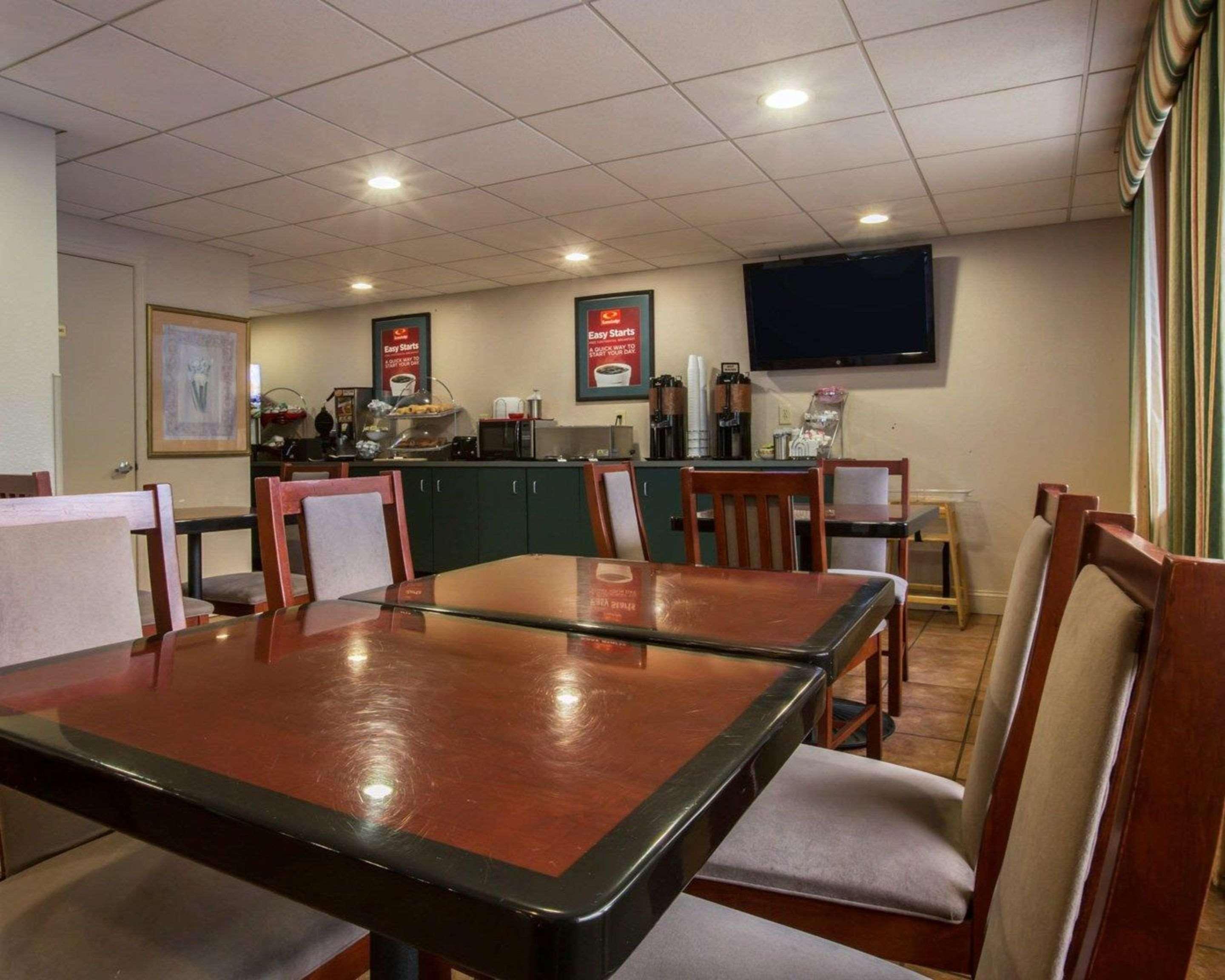 Econo Lodge Inn & Suites At Fort Moore Columbus Buitenkant foto