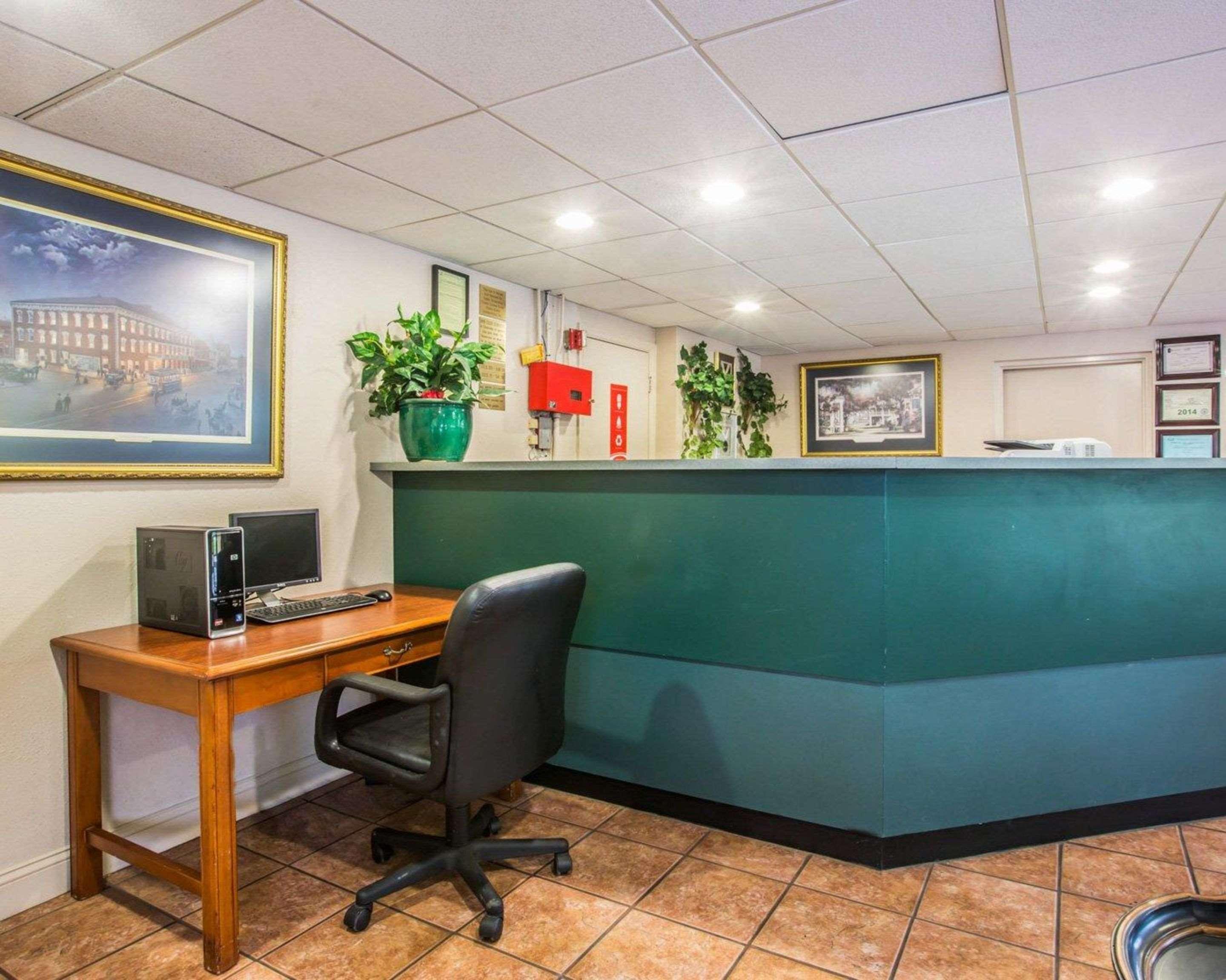 Econo Lodge Inn & Suites At Fort Moore Columbus Buitenkant foto
