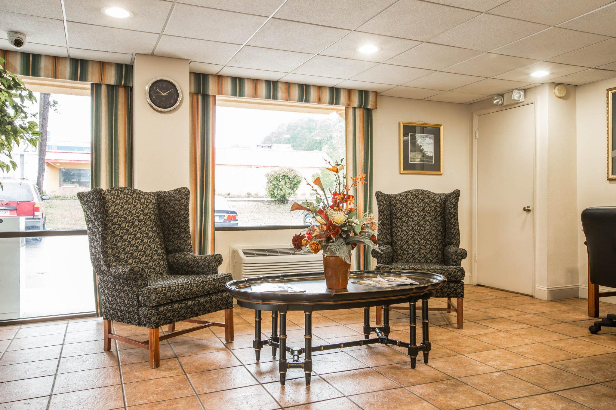 Econo Lodge Inn & Suites At Fort Moore Columbus Buitenkant foto
