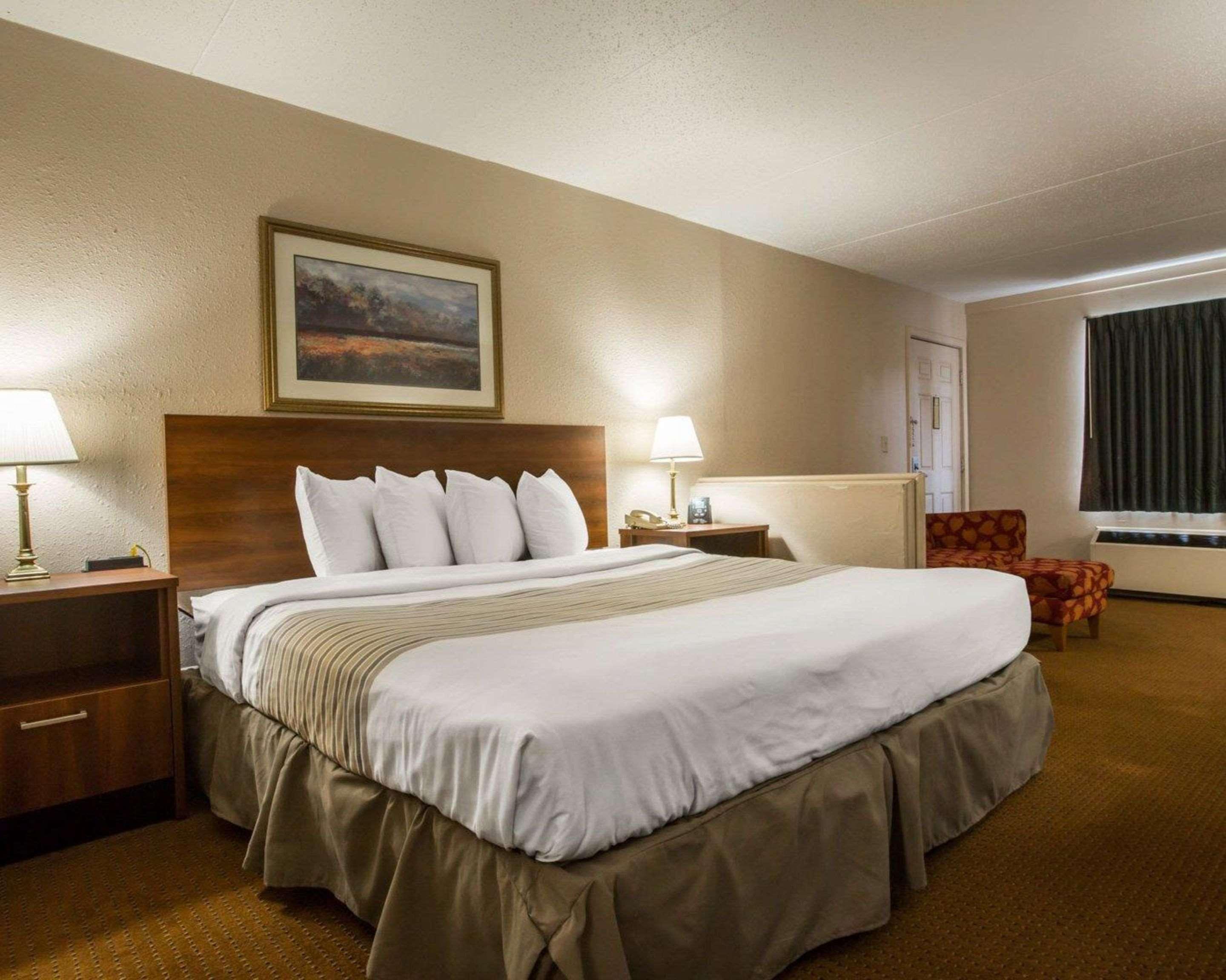 Econo Lodge Inn & Suites At Fort Moore Columbus Buitenkant foto