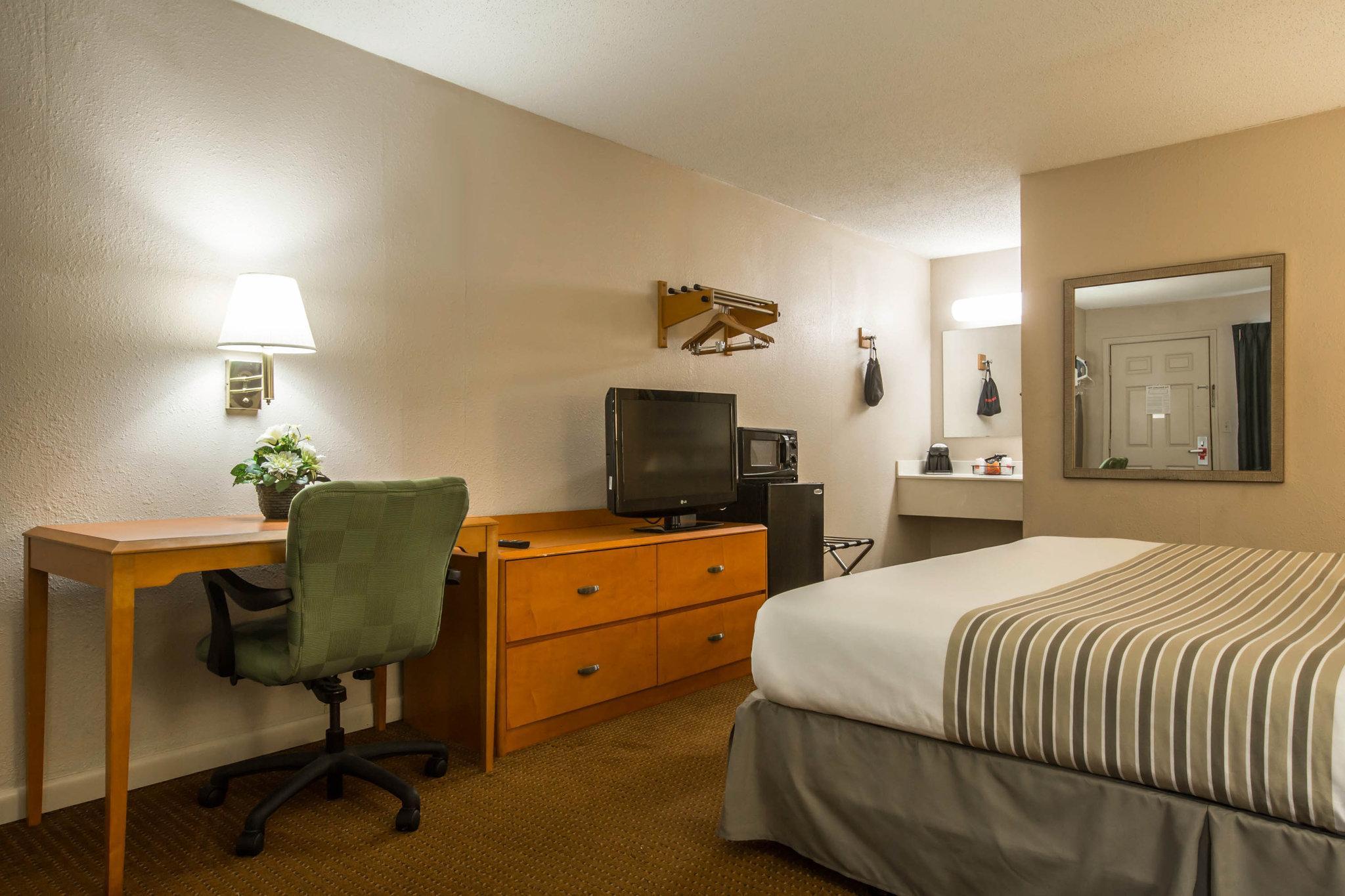 Econo Lodge Inn & Suites At Fort Moore Columbus Buitenkant foto