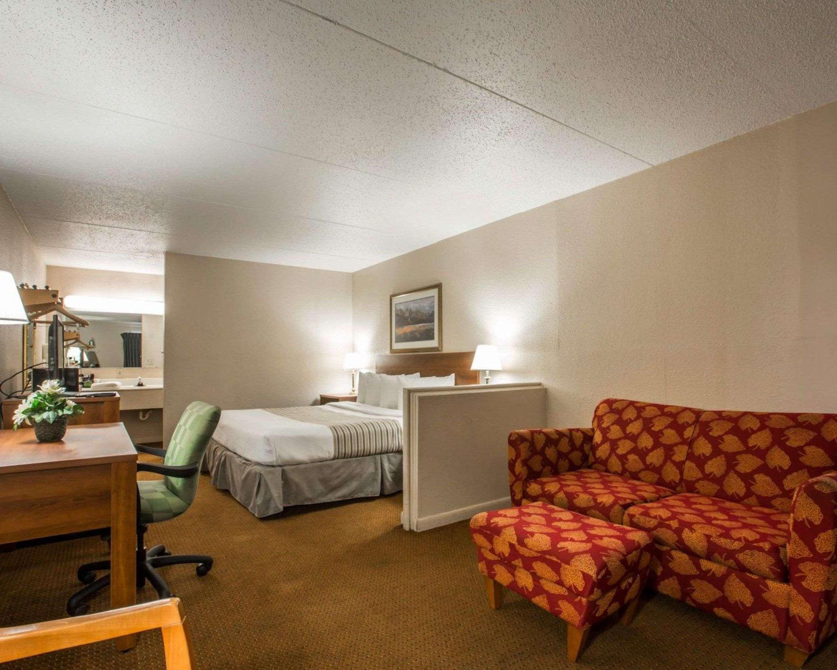 Econo Lodge Inn & Suites At Fort Moore Columbus Buitenkant foto