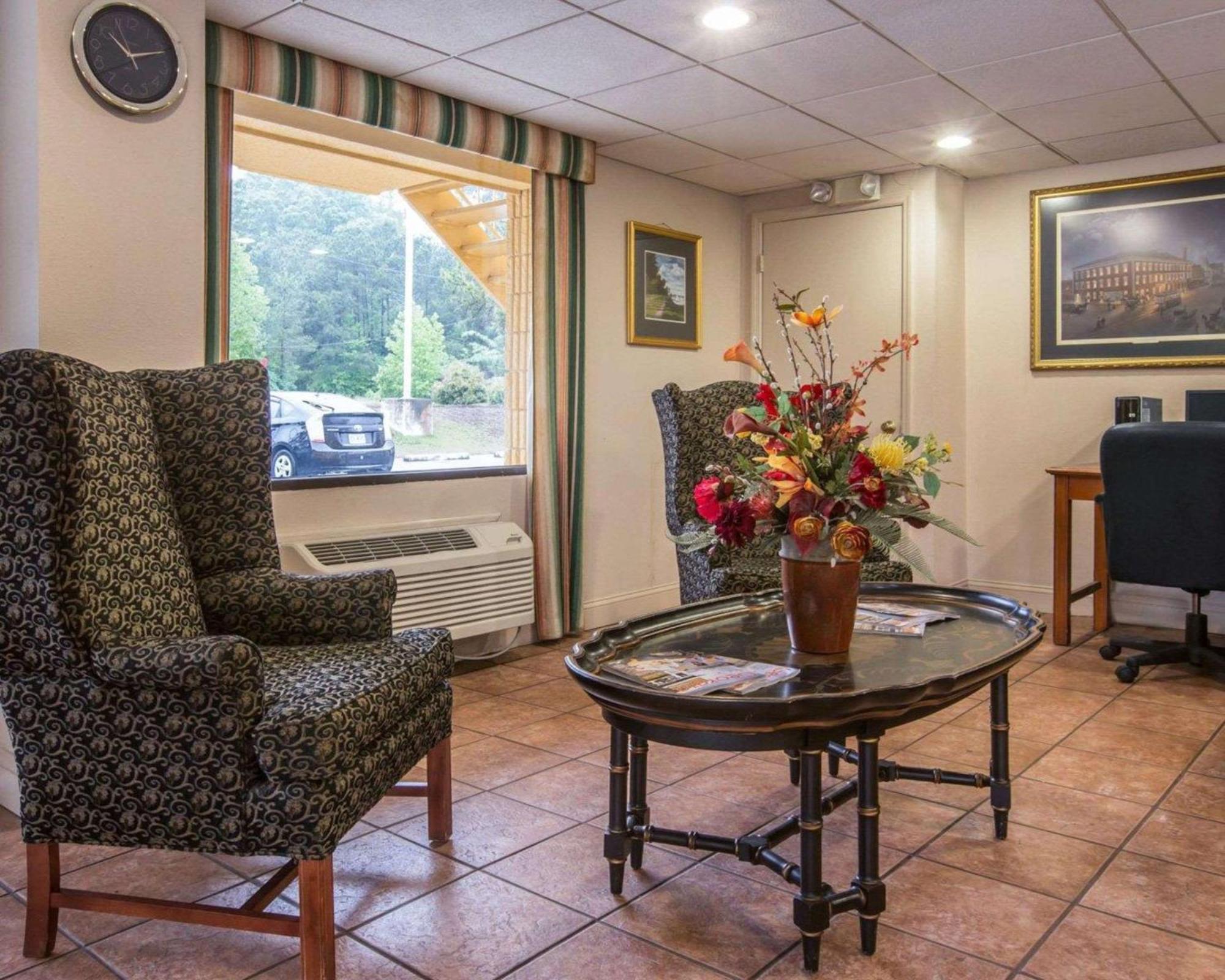 Econo Lodge Inn & Suites At Fort Moore Columbus Buitenkant foto