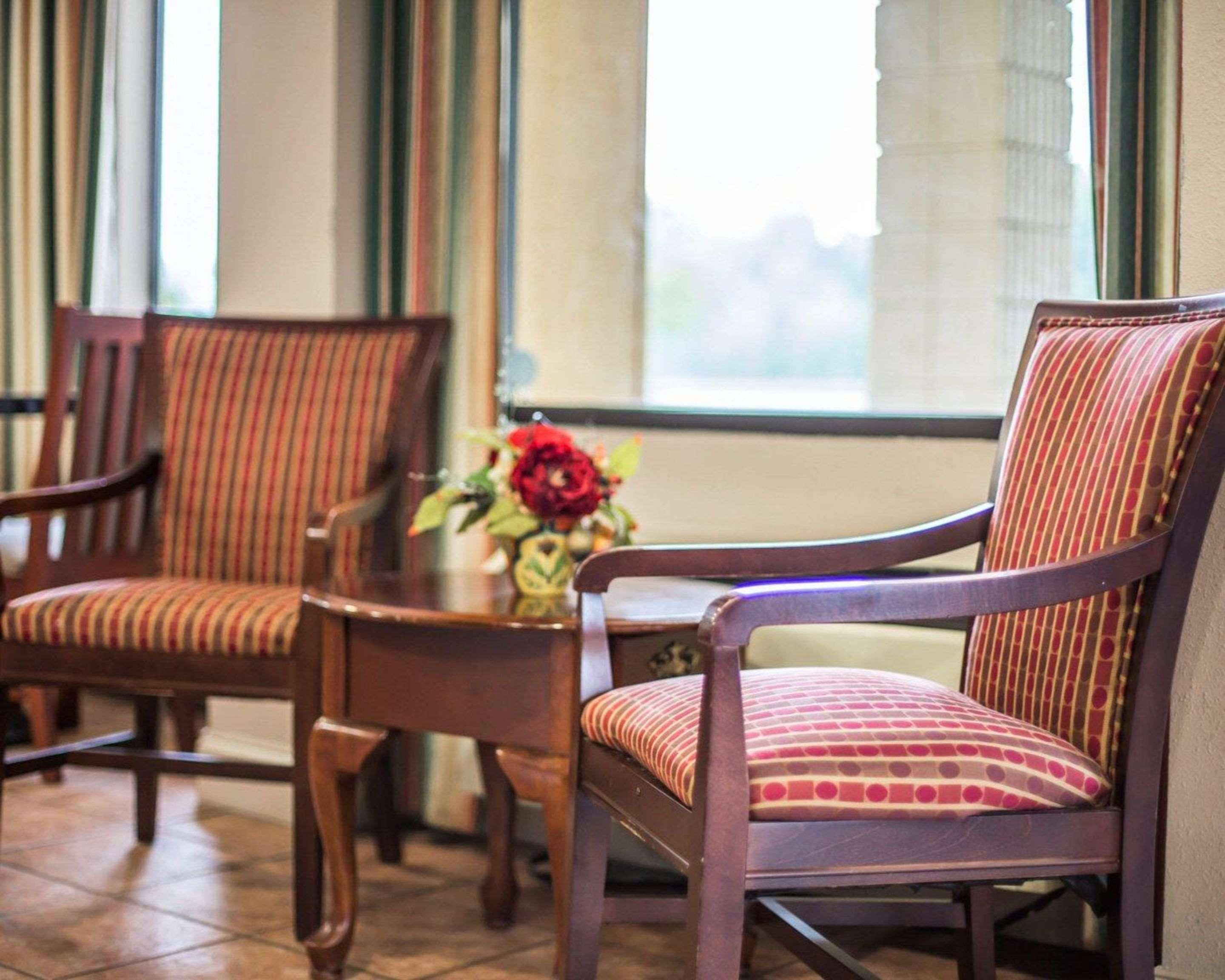Econo Lodge Inn & Suites At Fort Moore Columbus Buitenkant foto