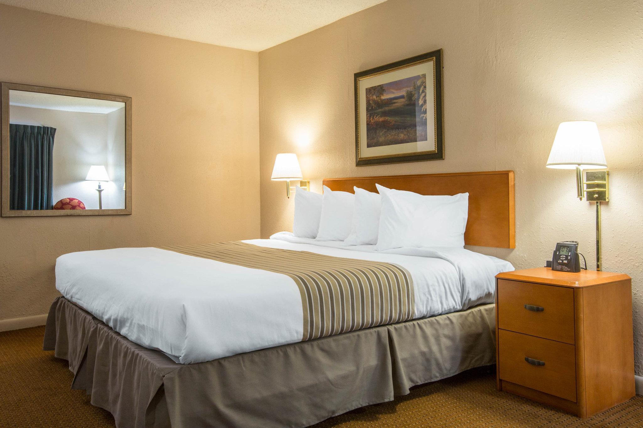 Econo Lodge Inn & Suites At Fort Moore Columbus Buitenkant foto