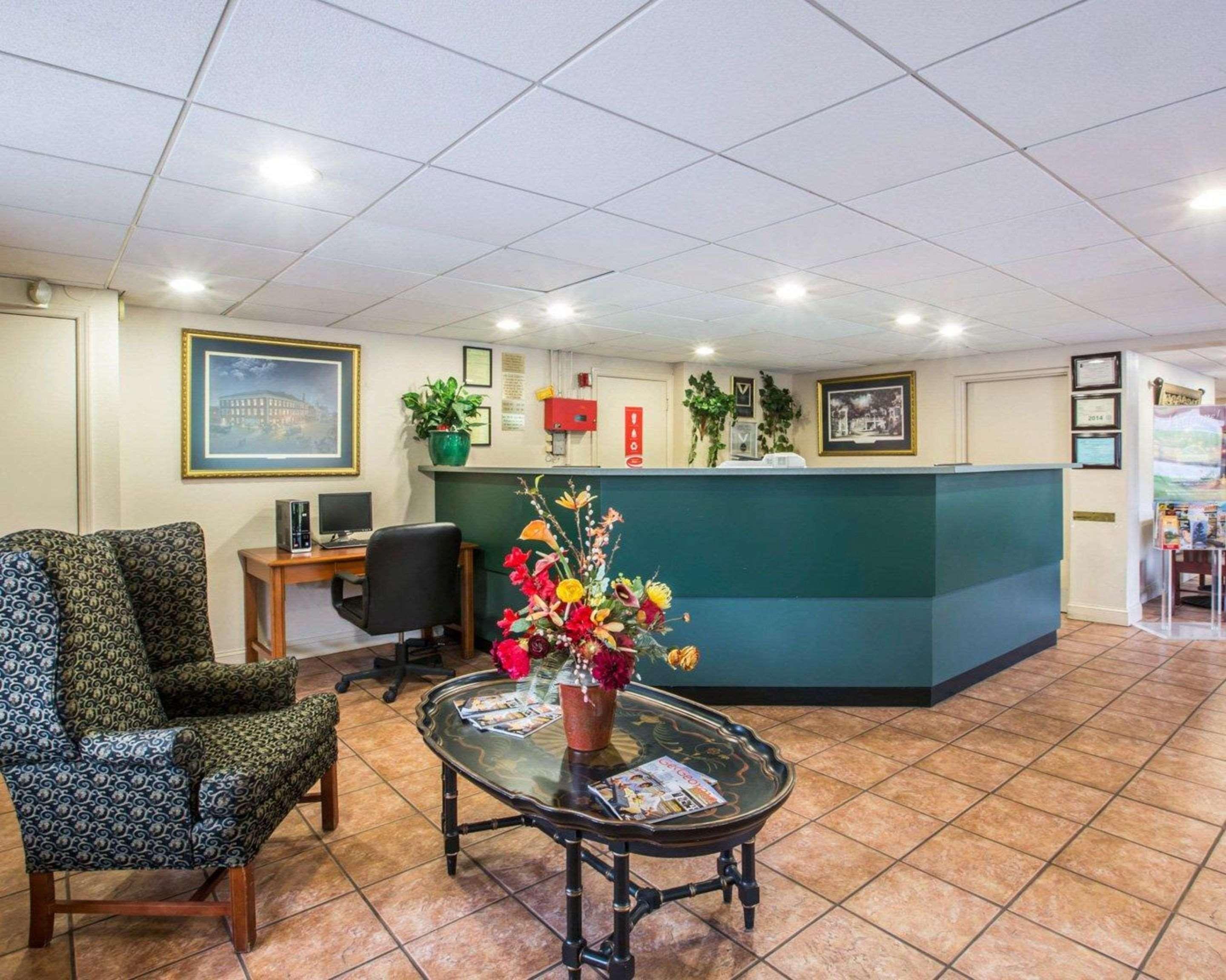 Econo Lodge Inn & Suites At Fort Moore Columbus Buitenkant foto