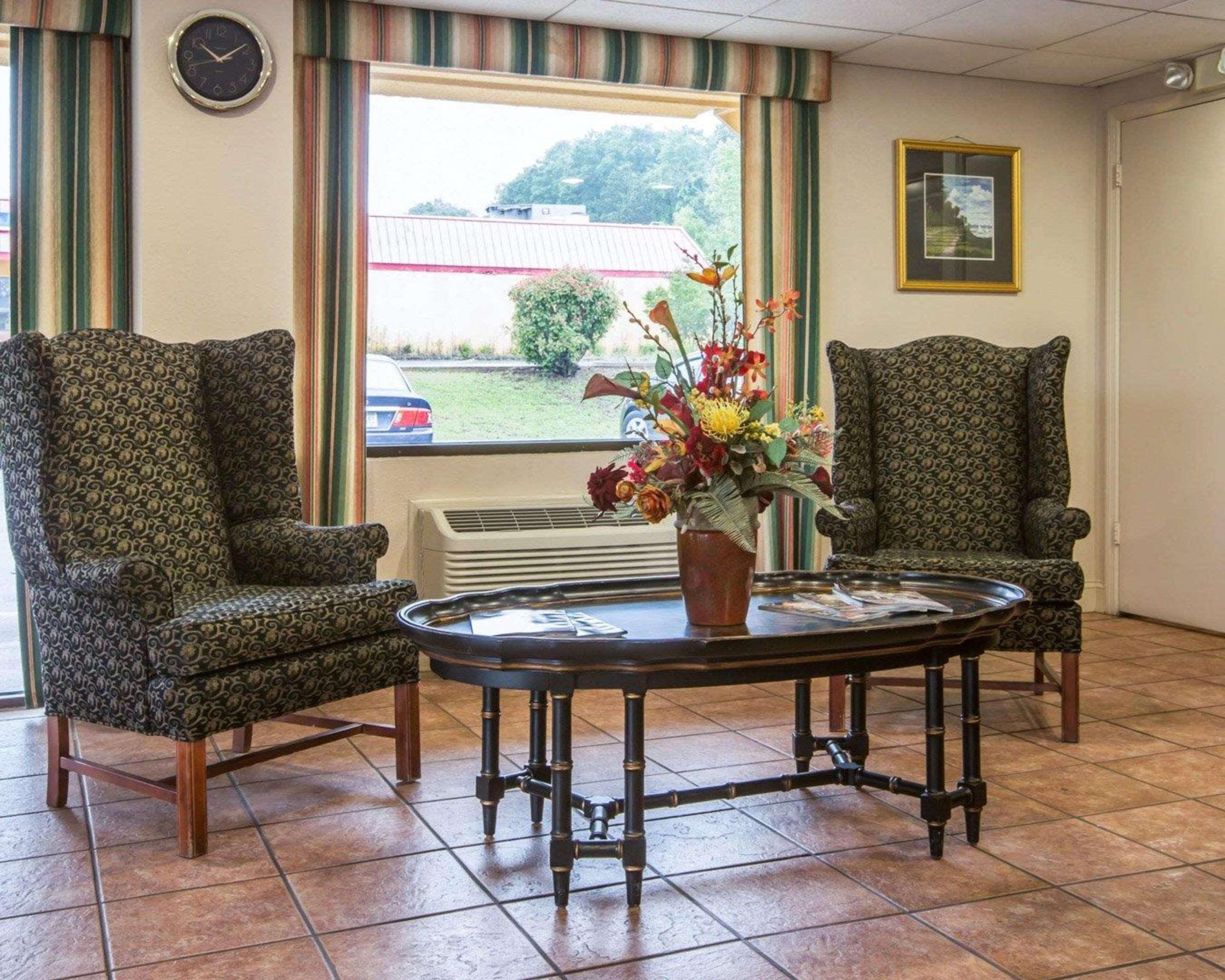 Econo Lodge Inn & Suites At Fort Moore Columbus Buitenkant foto