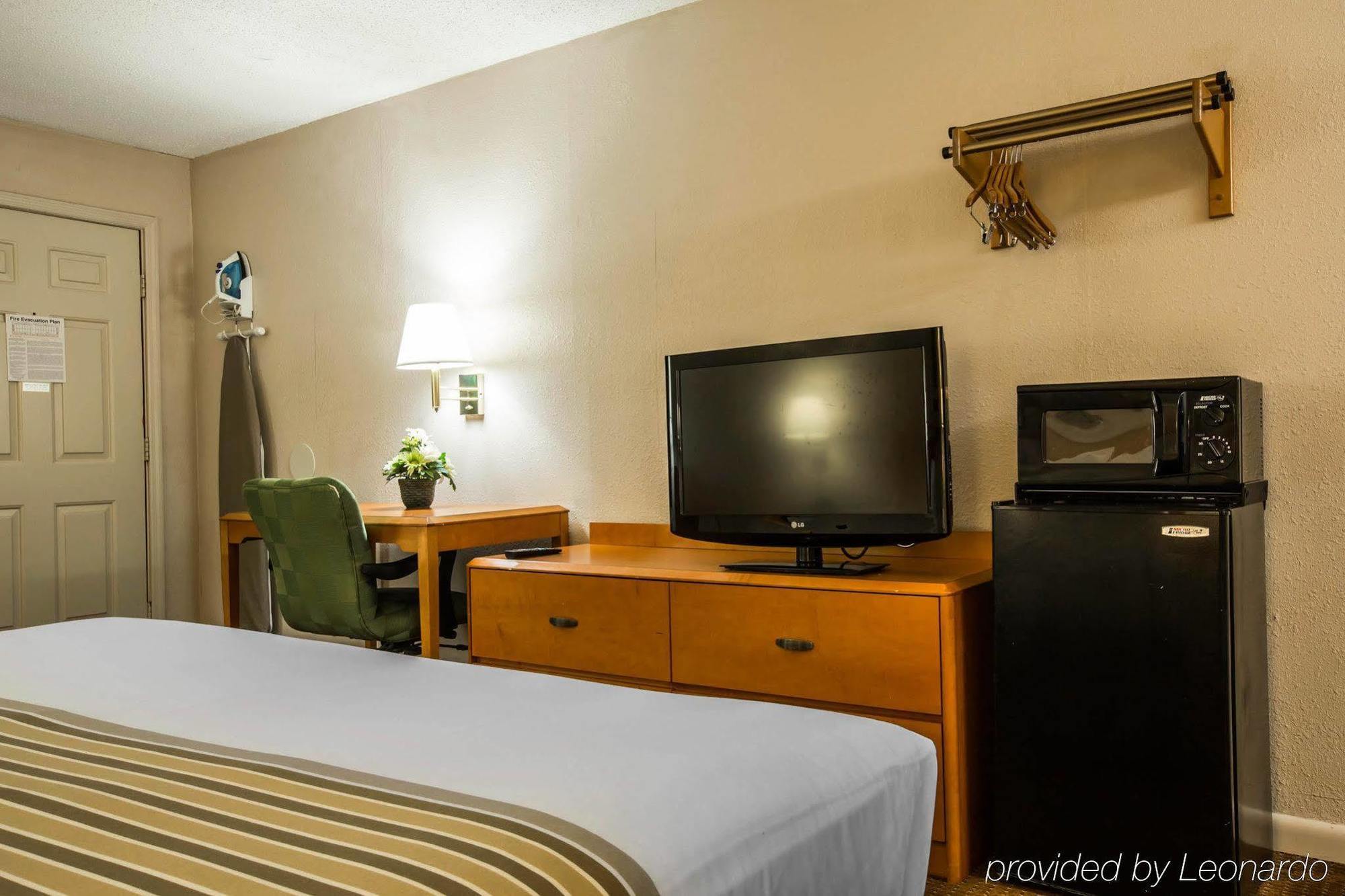 Econo Lodge Inn & Suites At Fort Moore Columbus Buitenkant foto