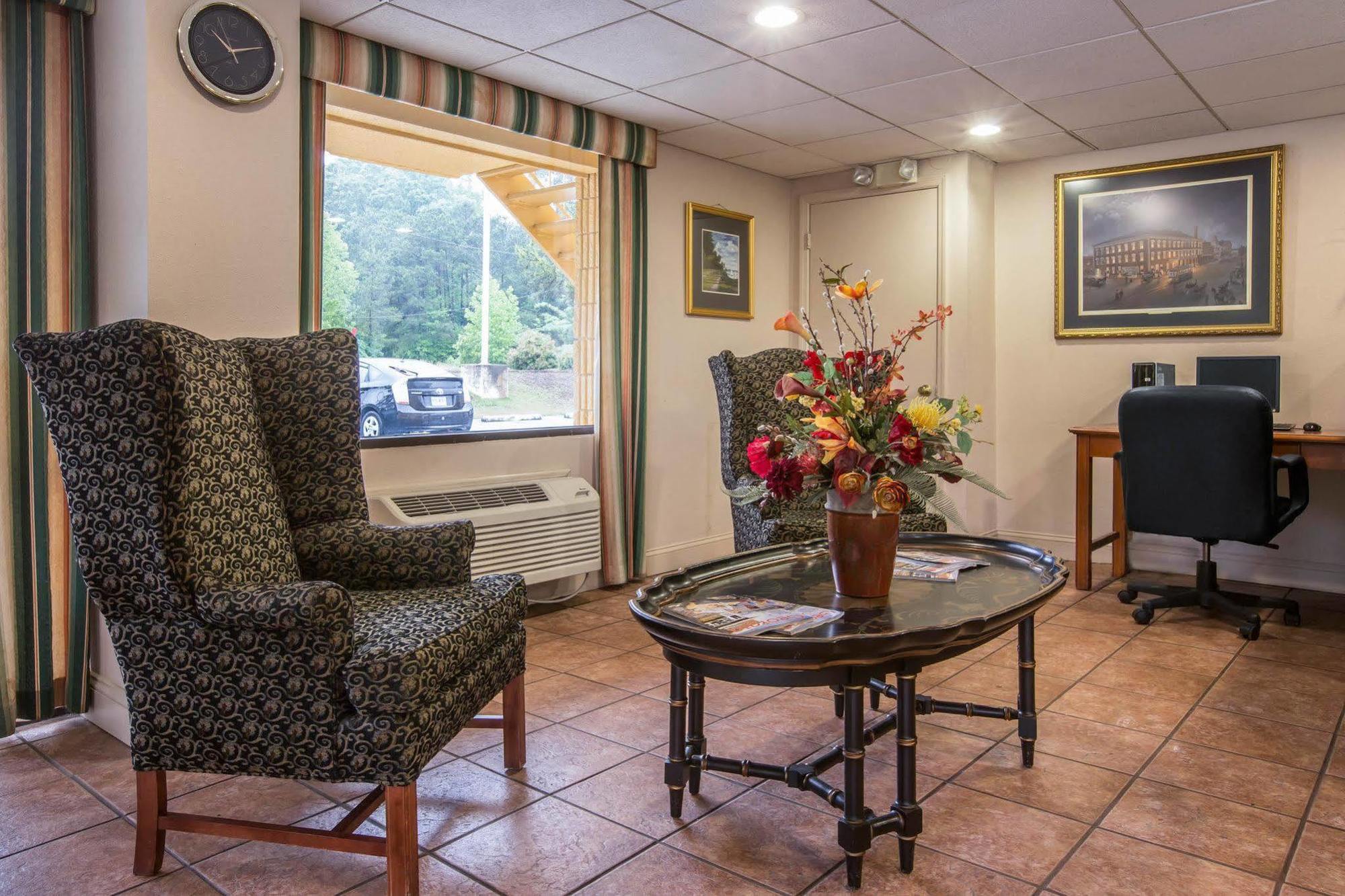 Econo Lodge Inn & Suites At Fort Moore Columbus Buitenkant foto
